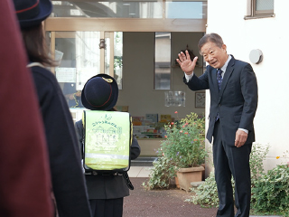 挨拶をする校長と児童