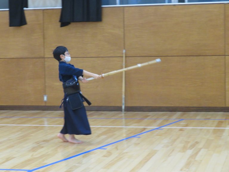 剣先を意識して、大きく振ろう！(剣道) | 新渡戸文化小学校・アフタースクール