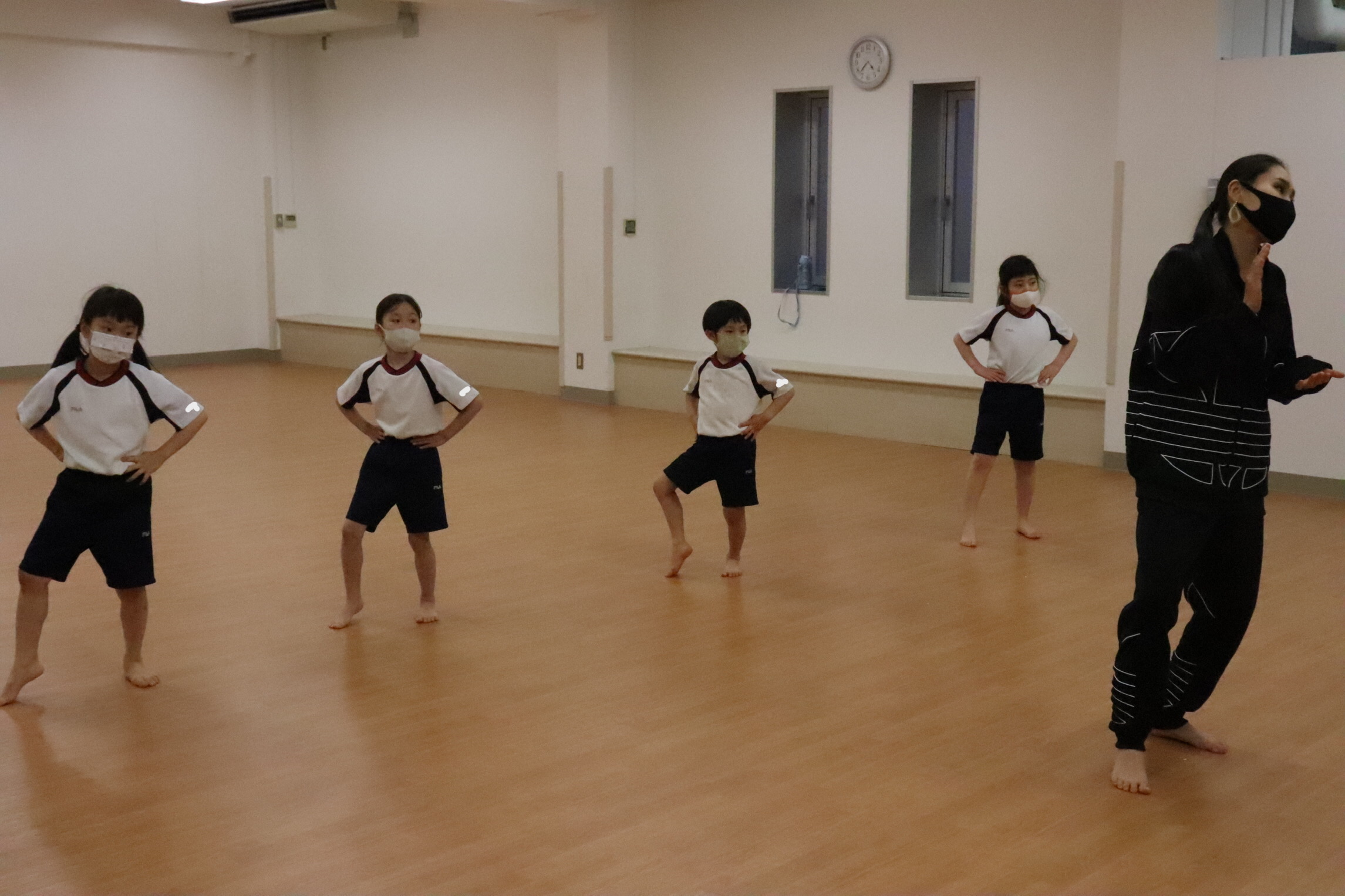 キックの振り付けを覚えよう ダンス 新渡戸文化小学校 アフタースクール